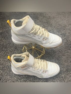 Under Armour Harper 6 Mid Size 5.5Y Baseball Cleats White Gold 3024325-100